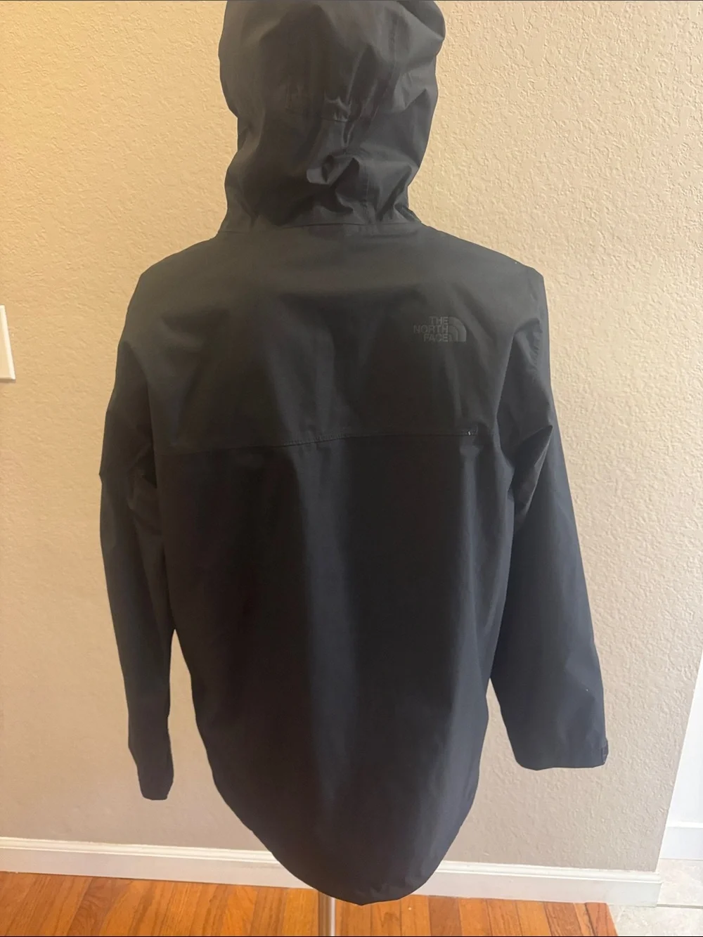 The North Face black front r2